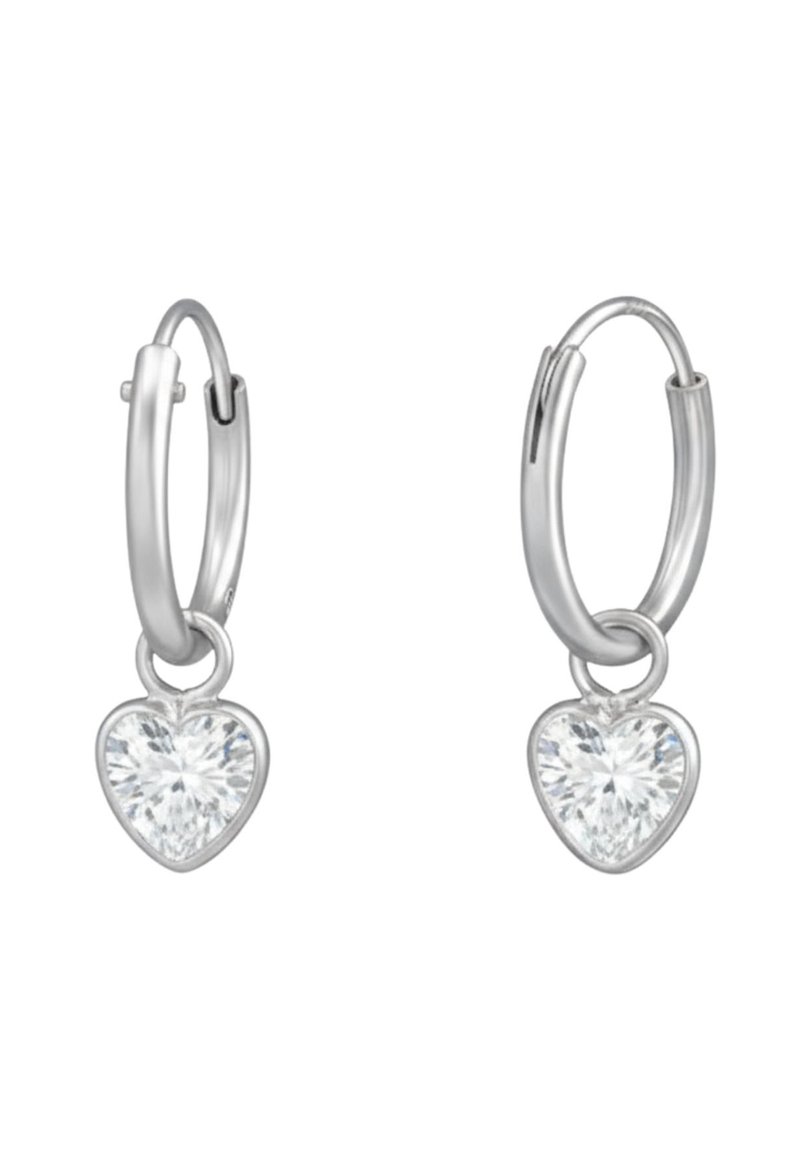 Zilveren oorringen met een hangertje in de vorm van een hartvormige transparante edelsteen, met gepolijst metaal en een gladde textuur. Simpel en elegant ontwerp.