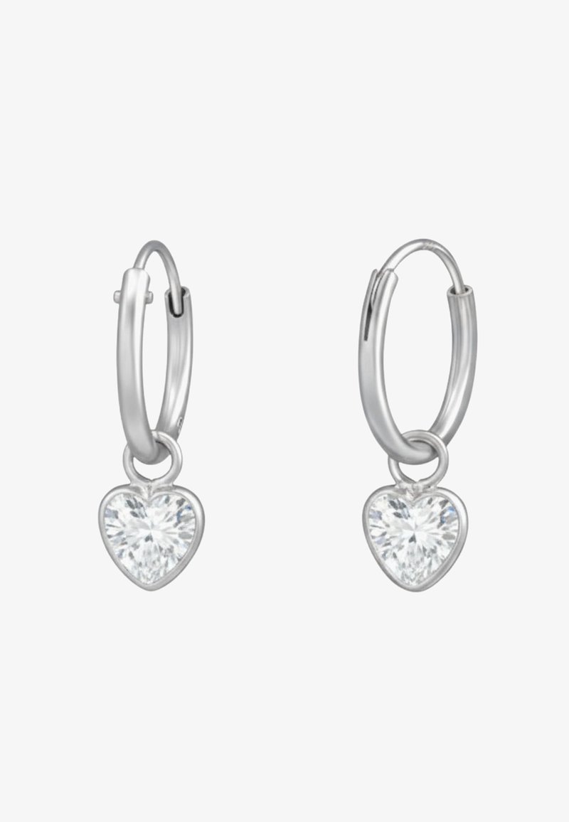 Zilveren oorringen met een hangertje in de vorm van een hartvormige transparante edelsteen, met gepolijst metaal en een gladde textuur. Simpel en elegant ontwerp.