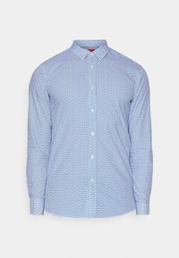 Camisa de botones en tela azul claro con un patrón geométrico. Mangas largas, un cuello clásico y botones blancos. Textura suave.