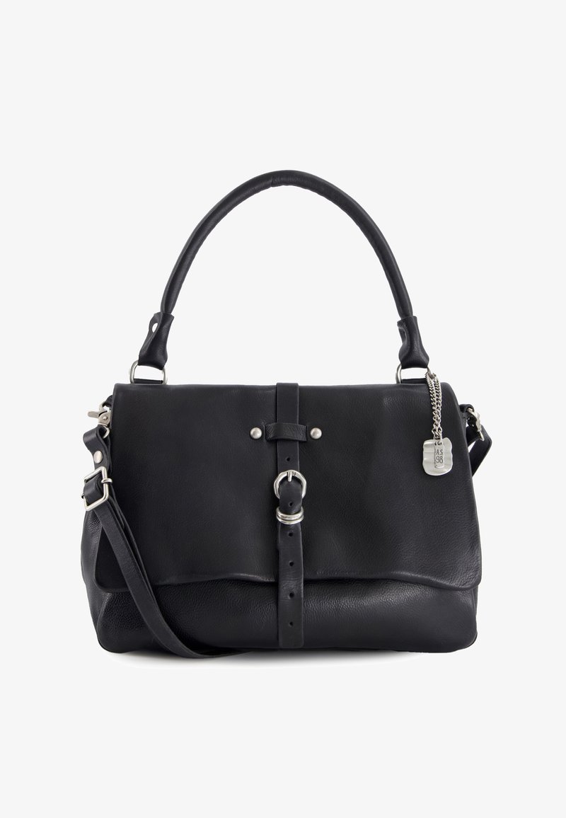 Sort læderhandtaske med enkelt top håndtag, justerbar skulderrem, frontspænde og lille metalklæbende tag hængende på siden.