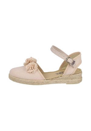 Sandalia cuña beige estilo espadrille con hebilla en la correa del tobillo, puntera cerrada, suela de yute y dos adornos florales de tela en la parte delantera.