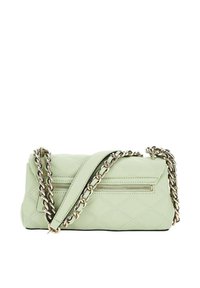 Sac à main matelassé vert avec bandoulière chaîne, doté d'une poche zippée et d'une surface texturée. Dimensions environ petites à moyennes.
