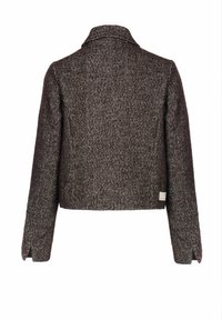 Hnědý vlněný kabát s rybí kostí, s klopovým límcem a dlouhými rukávy. Má zkrácený střih a štítek na levé straně.