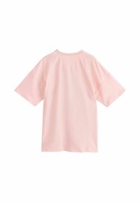 Růžové bavlněné tričko s krátkými širokými rukávy a kulatým výstřihem, které má hladkou texturu a minimalistický design bez ozdob.