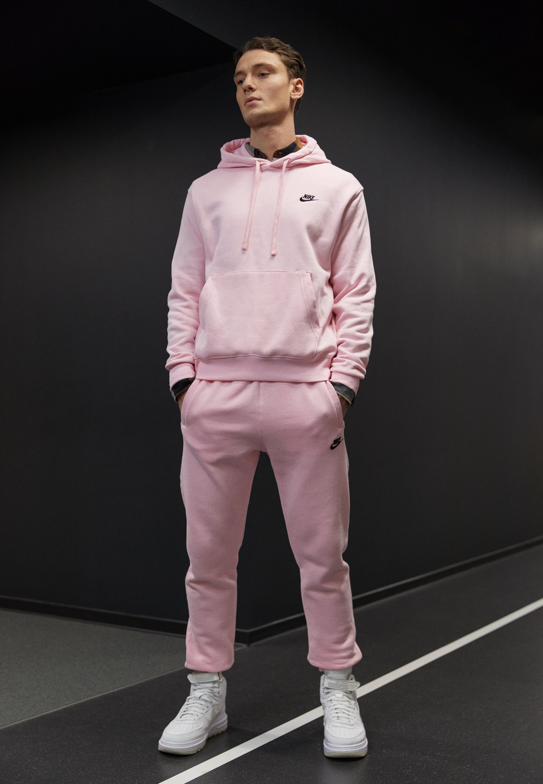 survêtement rose homme nike