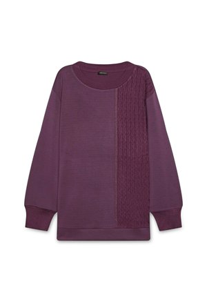 Lila langärmliger Pullover mit gerippten Bündchen und Kragen, der an der rechten Vorderseite ein strukturiertes Zopfmuster-Panel aufweist.