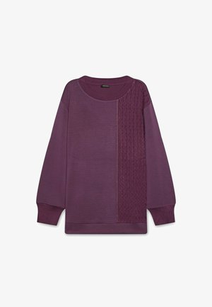 Suéter largo de manga larga morado con puños y cuello acanalados, que presenta un panel de punto de cable texturizado en el lado derecho delantera.