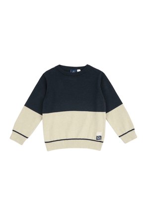 Pull color block bleu marine et crème avec col rond et bords côtelés ; présente un patch logo près de l'ourlet ; texture en maille douce.