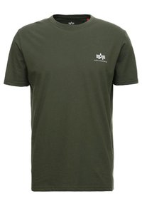 Oliven grøn t-shirt lavet af bomuld, med rund hals, korte ærmer og et lille hvidt logo på venstre bryst. Glat tekstur.