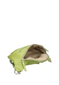 Groene leren handtas met een gestructureerd oppervlak, dubbele ritsen en een ruime binnenkant met beige voering. Compact en hoekig ontwerp.