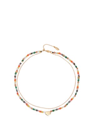 Pulsera de doble hebra con pequeñas cuentas multicolores en una hebra y una cadena delgada de oro en la otra, con un charm de corazón dorado.