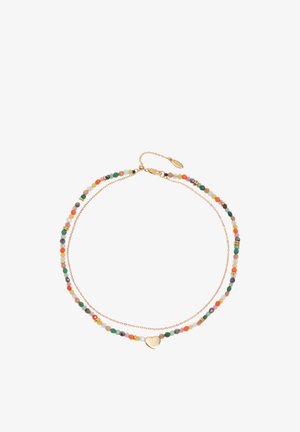 Pulsera de doble hebra con pequeñas cuentas multicolores en una hebra y una cadena delgada de oro en la otra, con un charm de corazón dorado.