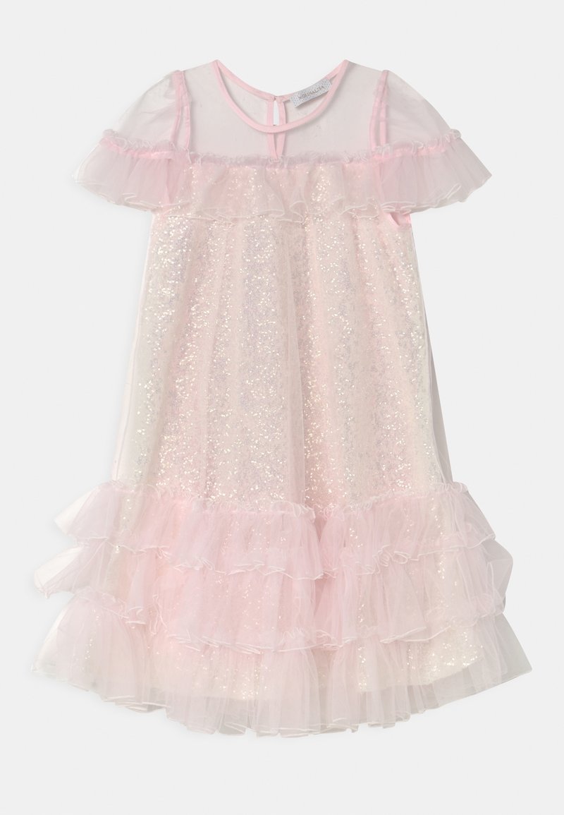 Robe en rose avec un tissu transparent agrémenté de paillettes, des manches volantes et un ourlet à volants superposés pour ajouter de la texture et de l'intérêt visuel.
