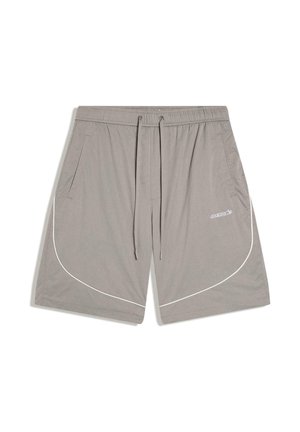 Short de sport gris avec taille élastique, cordon de serrage, poches latérales, liseré blanc sur le devant et petit logo blanc sur la jambe droite.