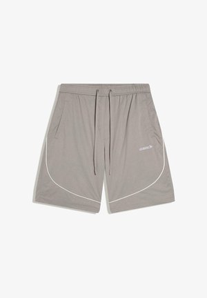 Short de sport gris avec taille élastique, cordon de serrage, poches latérales, liseré blanc sur le devant et petit logo blanc sur la jambe droite.