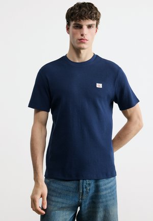 WAFFLE BADGE TEE - Basic póló - dark sapphire