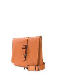 Borsa a tracolla in pelle arancione con patta pieghevole, tracolla regolabile e hardware argento. Texture liscia con dettagli di cucitura visibili.