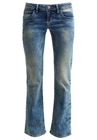 Jean en denim bleu délavé avec un léger évasement en bas, fermeture à boutons à l'avant, passants pour ceinture, poches avant et arrière.