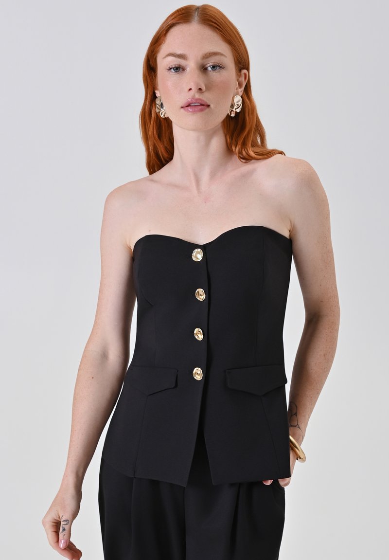 Top nero senza spalline con un design aderente, caratterizzato da cinque bottoni d'oro e due tasche frontali. Tessuto dalla texture liscia e silhouette strutturata.