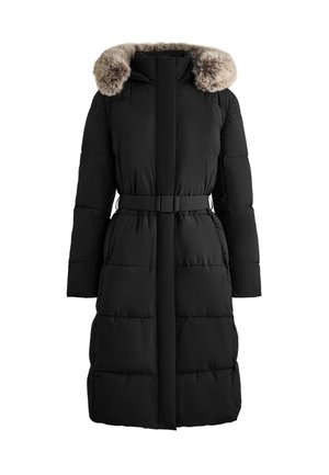 Fekete puffertakó műszőrmével díszített kapucnival, övvel díszített derékkal és vízszintesen steppelt mintával. Hosszú ujjakkal és magas gallérral rendelkezik.