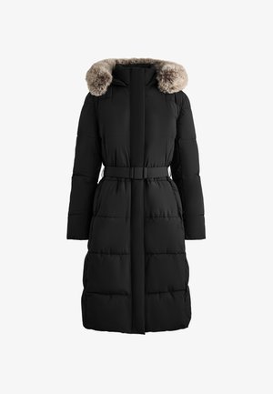 Čierna nafukovacia bunda s kapucňou so syntetickým kožúškom, pásom a horizontálnym prešívaním. Obsahuje dlhé rukávy a vysoký golier.