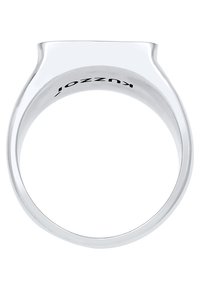 Sølv metalring med en flad, glat top og en afrundet band. Indvendigt har den en brandgravering. Finishen er poleret og reflekterende.