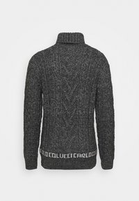 Pull en tricot gris foncé avec un col montant, un motif texturé et un logo blanc contrastant au bas. Manches longues.