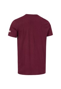 Bordeaux korte mouwen t-shirt gemaakt van katoen. Gladde textuur met een ronde hals en een klein logo op de linkermouw.