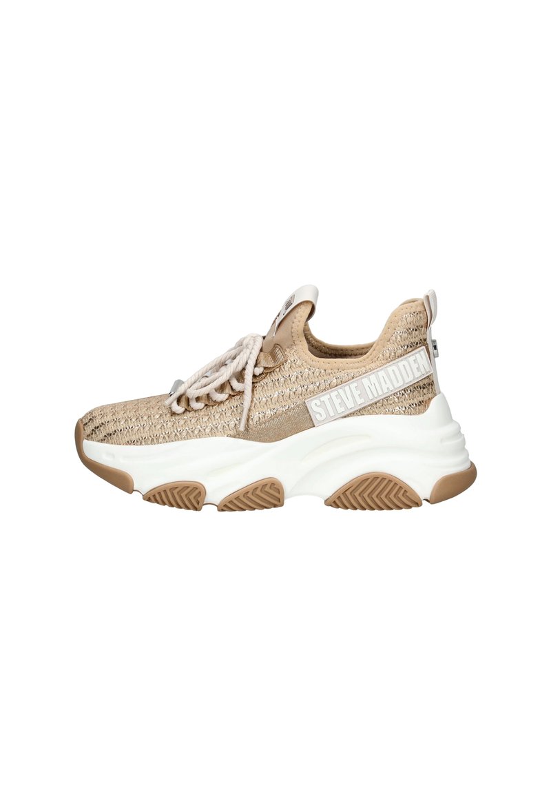 Beige Strick-Sneaker mit weißen Akzenten, dicke weiße Gummisohle, strukturiertes Obermaterial, Schnürsenkel und "STEVE MADDEN"-Markierung an der Seite.