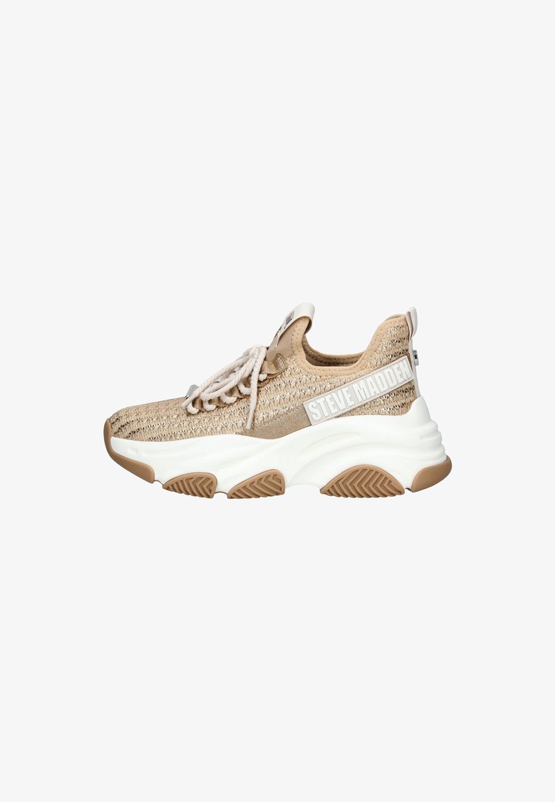 Baskets en tricot beige avec des accents blancs, semelle en caoutchouc blanc épaisse, tige texturée, lacets et branding "STEVE MADDEN" sur le côté.