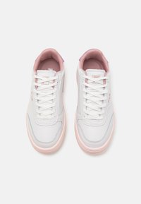 Sneakers bianche con dettagli rosa, caratterizzate da una tomaia in pelle liscia, cuciture decorative, lacci rotondi e un colletto imbottito per il massimo comfort.