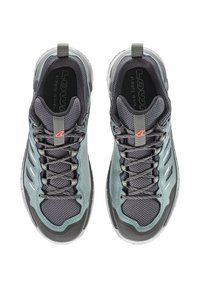Outdoorschuhe mit einer teal- und grauen Farbgestaltung, aus Mesh- und Wildledermaterialien, mit gepolstertem Schaft, Schnürsystem und Gummisohlen.