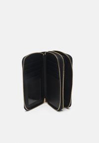 Portefeuille en cuir noir avec une fermeture éclair dorée, comportant plusieurs emplacements pour cartes et une poche, ouvert pour révéler son design intérieur et ses compartiments.