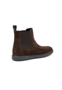 Botines de ante marrón con paneles laterales elásticos, puntera redondeada y suela de goma negra, con una lengüeta en la parte trasera para facilitar su puesta.
