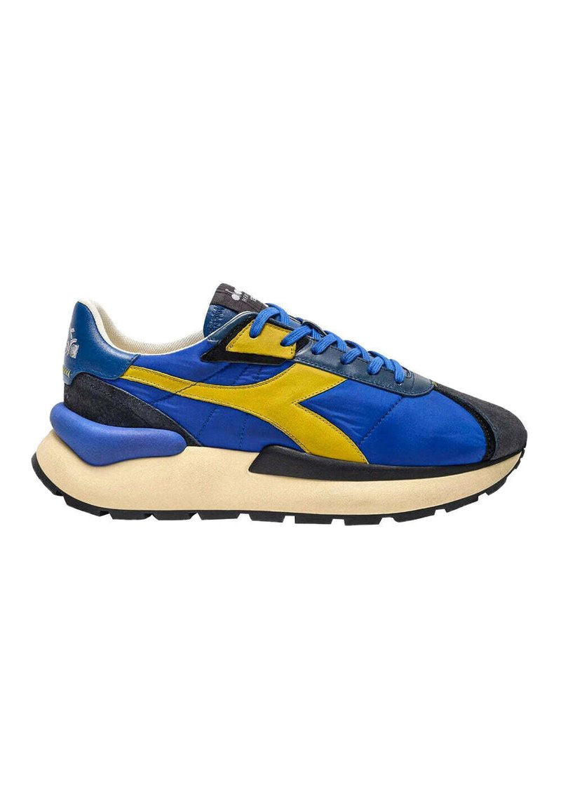 Sneaker atletico blu e giallo realizzata con materiali in pelle e scamosciata, forma arrotondata, suola spessa e accenti a contrasto in nero sulla punta e sul tallone.