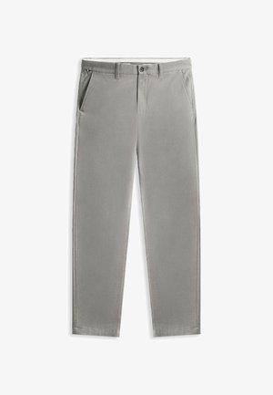 Gai pelēki bikses, kas izgatavotas no strukturēta auduma, ar rāvējslēdzēju, jostu cilpām un priekšējām kabatām, ar tīrām līnijām un pielāgotu piegriezumu.