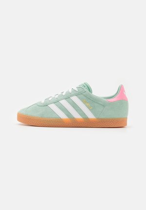 adidas Originals GAZELLE KIDS - Zapatillas - hazy green/footwear white/bliss pink