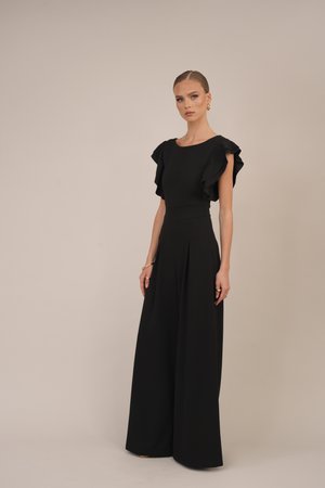 Combinaison noire avec des manches volantées, un buste ajusté, un pantalon à jambes larges et des détails plissés. Tissu lisse avec une finition mate.
