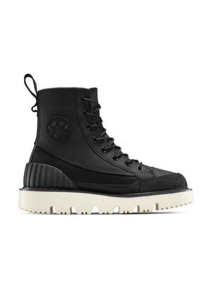 Bota de combate negra con cordones, suela gruesa blanca con estrías, logo de estrella negra en el lateral, tira para tirar en la parte trasera y sección reforzada en el talón.