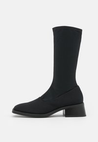 Svarta ankelstövlar med en elastisk tygövre del, rund tå och låg klack. Slät textur med en sömlös design.
