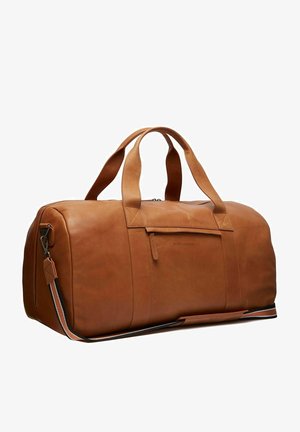 Braune Leder-Duffelbag mit glatter Textur, oberen Griffen, abnehmbarem Schultergurt und Reißverschluss mit einer Fronttasche.