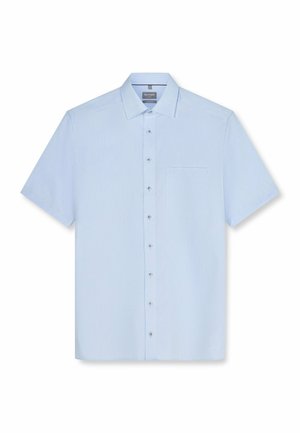 Camicia da uomo azzurra chiara a maniche corte con colletto a punta e taschino sul petto su sfondo bianco.