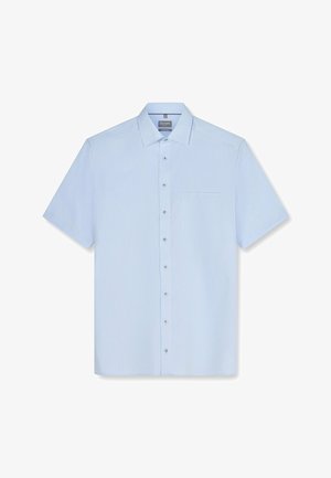 Camicia da uomo azzurra chiara a maniche corte con colletto a punta e taschino sul petto su sfondo bianco.