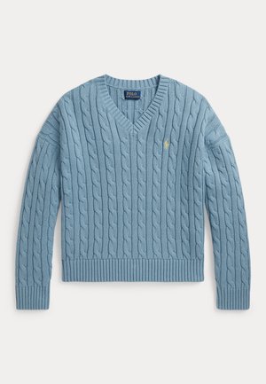 Jasnoniebieski sweter z dzianiny ze splotem warkocza i dekoltem w kształcie litery V, z długimi rękawami oraz małym żółtym logo Polo Ralph Lauren na piersi.