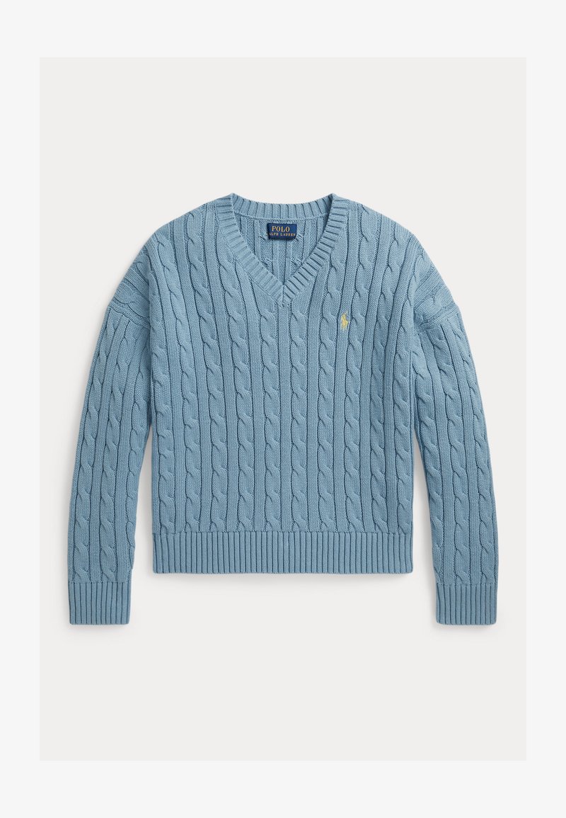 Pull bleu clair à col en V, en maille torsadée, manches longues, avec un petit logo jaune Polo Ralph Lauren sur la poitrine.
