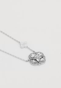 Hõbedane kaelakee lillepärliga, mis on kaunistatud selgete rhinestone'idega, keeruka hõbedase disainiga ja väikese lillikujulise luku külge.