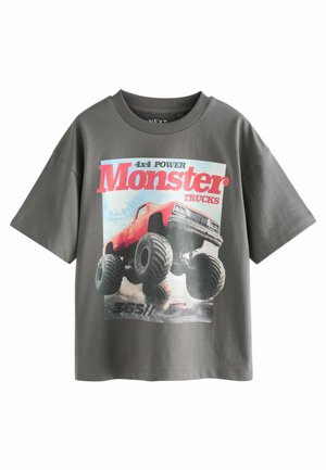 Graues Baumwoll-T-Shirt mit einem bunten "Monster Trucks" Grafikdruck, der einen roten Truck mit großen Reifen zeigt. Das Shirt hat einen runden Halsausschnitt und kurze Ärmel.
