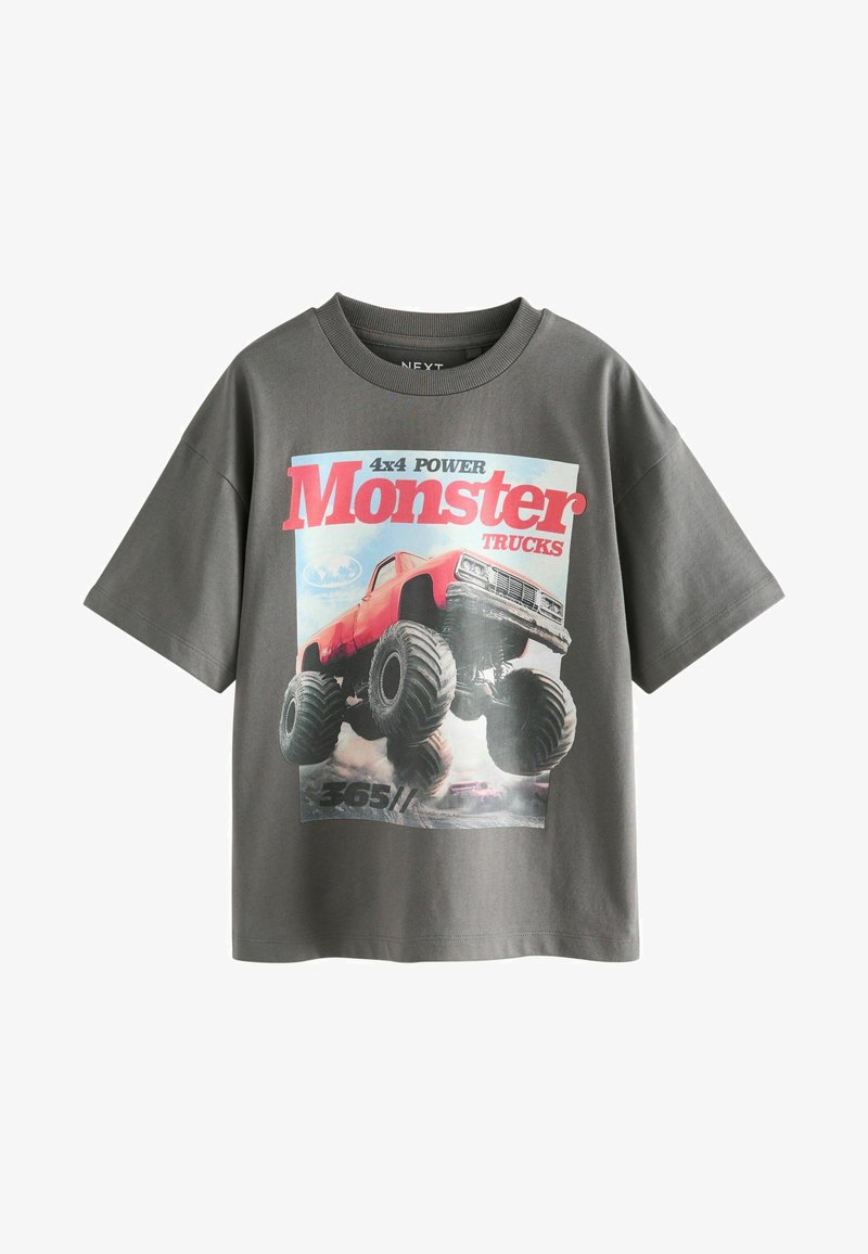 Halli puuvillane T-särk, millel on värvikas "Monster Trucks" graafika, punase veoauto ja suurte rehvidega, ümar kaelus ja lühikesed varrukad.