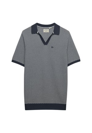 Koszulka polo z krótkim rękawem w granatowo-biały wzór geometryczny. Posiada dekolt w serek, kontrastujący kołnierzyk oraz prążkowane wykończenia na rękawach i dole.