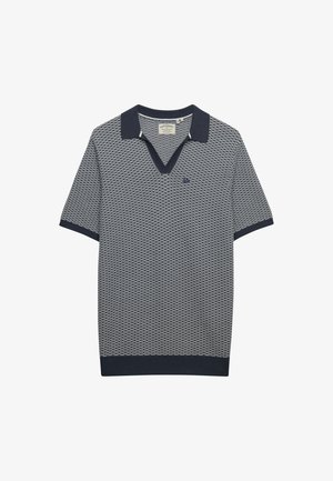 Koszulka polo z krótkim rękawem w granatowo-biały wzór geometryczny. Posiada dekolt w serek, kontrastujący kołnierzyk oraz prążkowane wykończenia na rękawach i dole.